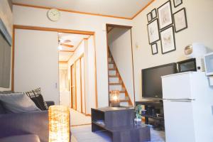 Télévision ou salle de divertissement dans l'établissement Momodani 72 two-story detached house