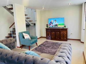 a living room with a couch and a flat screen tv at Hermosa Casa completa en Arequipa 