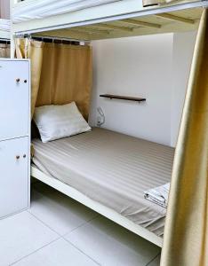 un letto a castello vuoto in una piccola camera di Khoi Hostel ad Ho Chi Minh