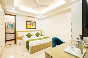 A bed or beds in a room at Hotel Krish - Near Medanta and Fortis Hospital Gurugram