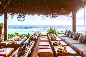Ресторан / й інші заклади харчування у Elegant 3BR Villa Coco B6 with Private Pool, in Gated Residence, near Kamala Beach