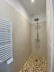 梅里尼亞克的住宿－La Maison Partagée d'Arlac，一间铺有瓷砖地板的带淋浴的浴室