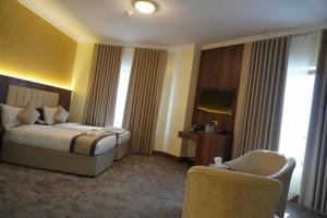 Pokój hotelowy z łóżkiem i krzesłem w obiekcie Roaa Al Andalus Hotel فندق رؤى الاندلس w Medynie