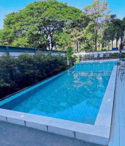 A piscina localizada em 两室一厅两卫清迈市中心舒适大平层 ou nos arredores