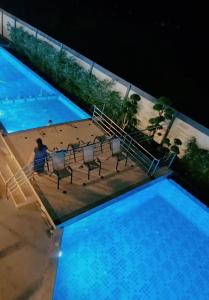 A piscina localizada em 两室一厅两卫清迈市中心舒适大平层 ou nos arredores