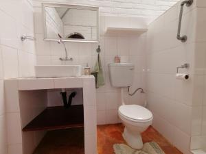 ein weißes Badezimmer mit Toilette und Waschbecken in der Unterkunft Mukuku Rest Camp in Shimweghe
