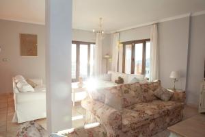 una sala de estar con un sofá y una cama en Villa El Palomar Azul with pool and sea view, en Benajarafe 37 fotos más