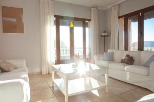Zona de estar de Villa El Palomar Azul with pool and sea view