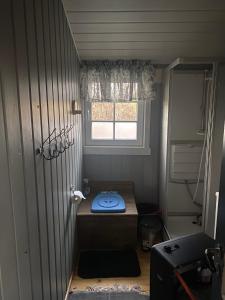 małą łazienkę z niebieską toaletą. w obiekcie Cabin in the Mountain, Outstanding View & Solar Energy w mieście Vollen
