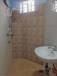 uma casa de banho com um lavatório e um chuveiro em Pas-it Hostel Sagada em Sagada