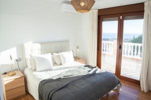 Cama o camas de una habitación en Villa El Palomar Azul with pool and sea view