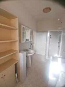 een witte badkamer met een wastafel en een douche bij Residenza ColleMare Vacanze in Colonnella