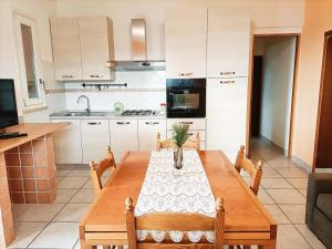 cocina con mesa de madera y comedor en Residenza ColleMare Vacanze, en Colonnella