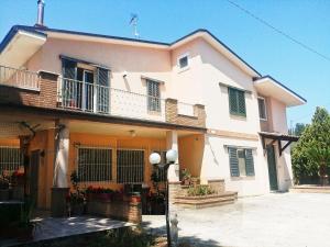een groot wit huis met een balkon bij Residenza ColleMare Vacanze in Colonnella