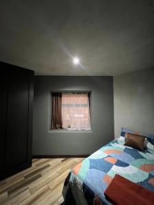a bedroom with a bed and a window at Apartamento G4 in Guatemala