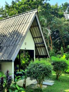 ein kleines weißes Gebäude mit einem Dach in der Unterkunft Cashewnut Tree Resort in Ko Lanta