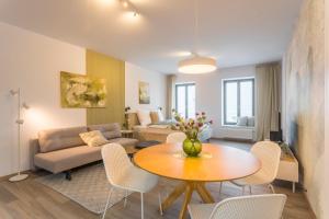 - un salon avec une table et un canapé dans l'établissement Abertamy Platz Apartments, à Abertamy