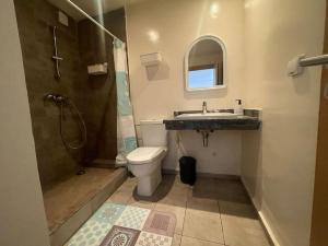 uma casa de banho com um lavatório, um WC e um chuveiro em Studio La gironde em Casablanca