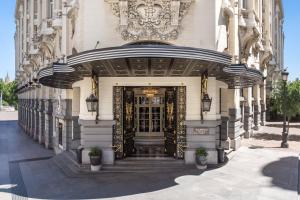 una entrada a un edificio con una puerta grande en The Westin Palace, Madrid en Madrid