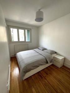 Un dormitorio con una cama grande y una ventana en Appartement 6 places, 3 chambres, en La Mulatière