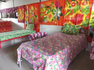 Un pat sau paturi într-o cameră la Ravehei smile relais 3 Huahine