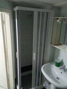 een badkamer met een douche en een wastafel bij Camera Brupier in Ruvo di Puglia