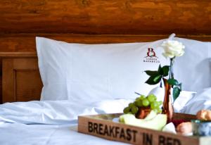 波卢巴库苏斯Cabana Bavareză的床上的葡萄和花盘