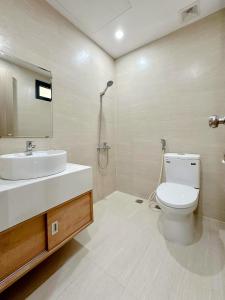 y baño con lavabo blanco y aseo. en Lu Homestay & Apartment, en Thôn Văn Dương
