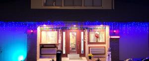 une maison avec des lumières de Noël à l'avant dans l'établissement Inn of the Dove - Romantic Luxury Suites with Jacuzzi & Fireplace at Harrisburg-Hershey-Philadelphia, PA, à Harrisburg