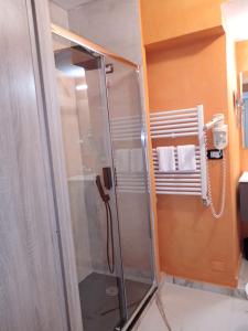 una doccia con porta in vetro in bagno di Hotel Veronese a Genova