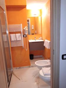y baño con aseo y lavamanos. en Hotel Veronese, en Génova