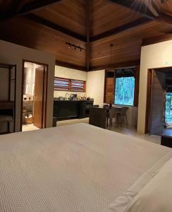 ein großes Schlafzimmer mit einem Bett und einer Küche in der Unterkunft Quinta do Sossego in Mata de Sao Joao