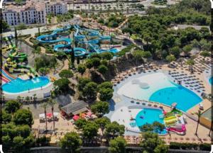 una vista aérea de un parque acuático con muchas piscinas en Ático de lujo en primera línea 2 balcones con vistas al mar, Vera Playa en Vera