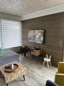 ein Wohnzimmer mit einem Sofa und einem Tisch in der Unterkunft Chez Nat in Rochefort