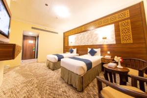 Postel nebo postele na pokoji v ubytování Abraj Al Tayseer Tuwa Hotel