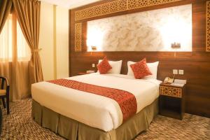 Postel nebo postele na pokoji v ubytování Abraj Al Tayseer Tuwa Hotel