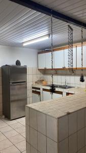 una cucina con frigorifero in acciaio inossidabile e bancone di Ravehei smile papeete punaauia a Papeete