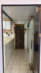 Una puerta en una habitación con suelo de baldosa en Ravehei smile papeete punaauia en Papeete