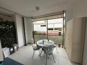 a room with a table and chairs on a balcony at Monolocale La Conchiglia in Sestri Levante