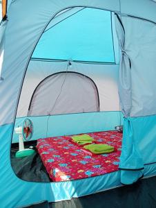 een blauwe en witte tent met een bed erin bij White Pearl Beach in Kaôh Rŭng (3)
