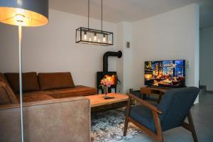 ein Wohnzimmer mit einem Sofa und einem TV in der Unterkunft Große Stadtvilla mit Whirlpool in Otterberg