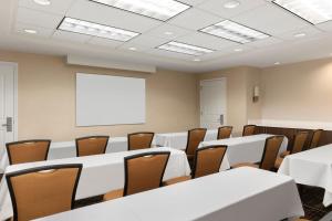 una sala conferenze con tavoli, sedie e lavagna bianca di Residence Inn Neptune at Gateway Center a Neptune City