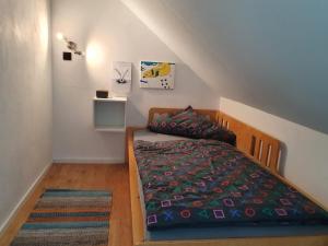 Giường trong phòng chung tại NEU! Ferienwohnung Alleweltchen mit Balkon