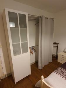 Una puerta blanca en una habitación con 1 dormitorio en Maison d'hôtes du Faubourg Charrault Saint Maixent L'Ecole en Saint-Martin-de-Saint-Maixent