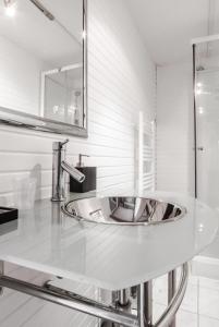 Baño blanco con lavabo y espejo en Hameau de la Jonquiere 4, en Lapeyrouse-Fossat