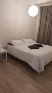 una camera con letto bianco e lampada di Casa Baroncelli a Siena