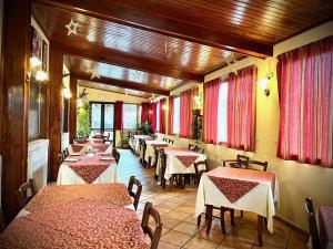 Reštaurácia alebo iné gastronomické zariadenie v ubytovaní Hotel Pinguino