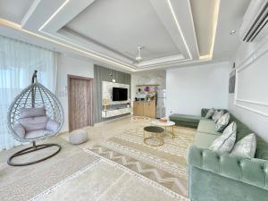 TV a/nebo společenská místnost v ubytování R61 Sunset Chalet
