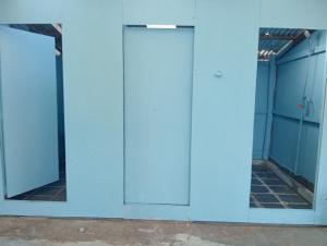 een open deur in een kamer met blauwe muren bij White Pearl Beach in Kaôh Rŭng (3)
