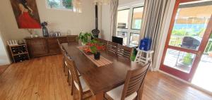 une salle à manger avec une grande table et des chaises en bois dans l'établissement Hout Bay Sea View, au Cap